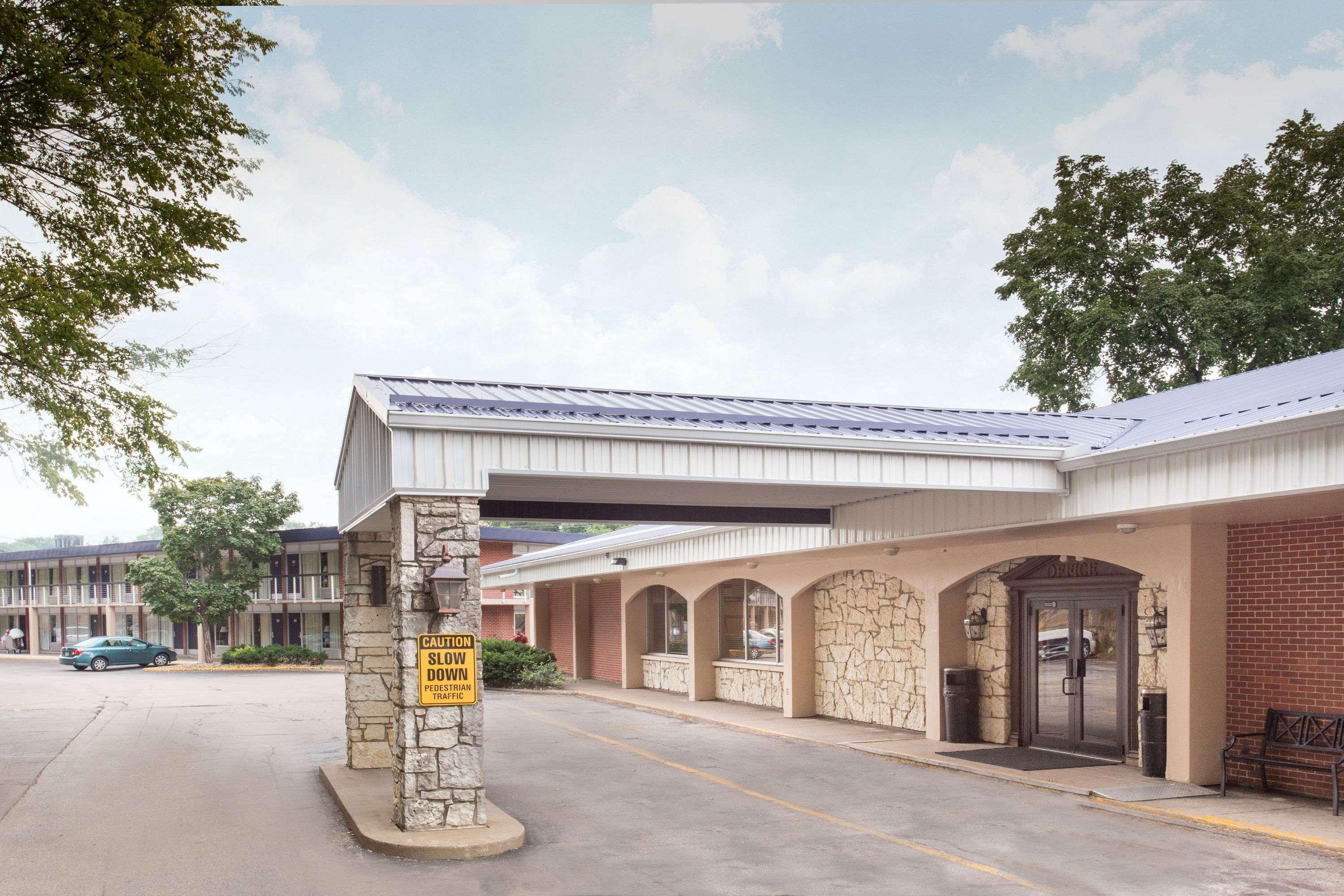 Days Inn By Wyndham Dubuque Εξωτερικό φωτογραφία