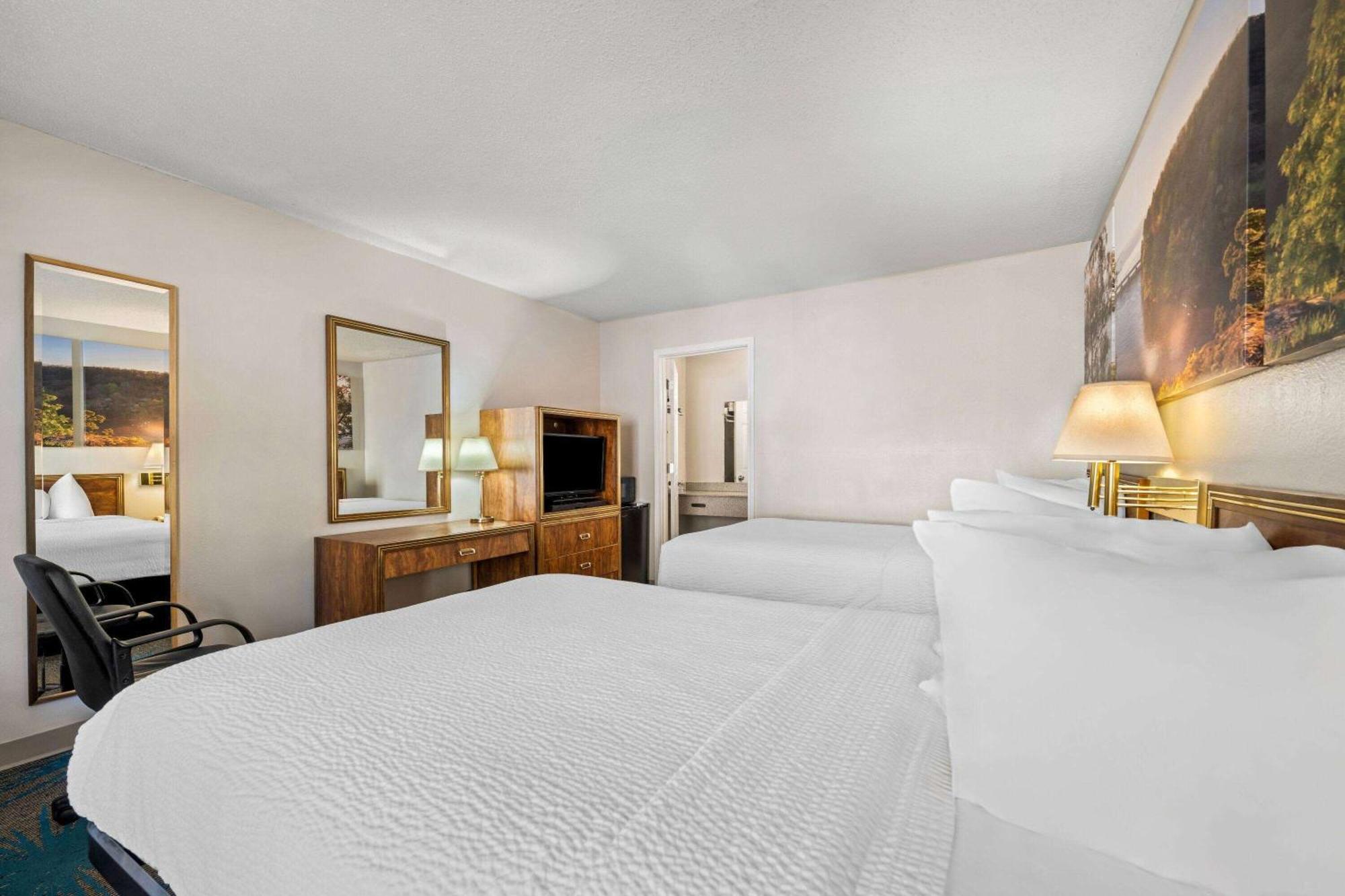 Days Inn By Wyndham Dubuque Εξωτερικό φωτογραφία
