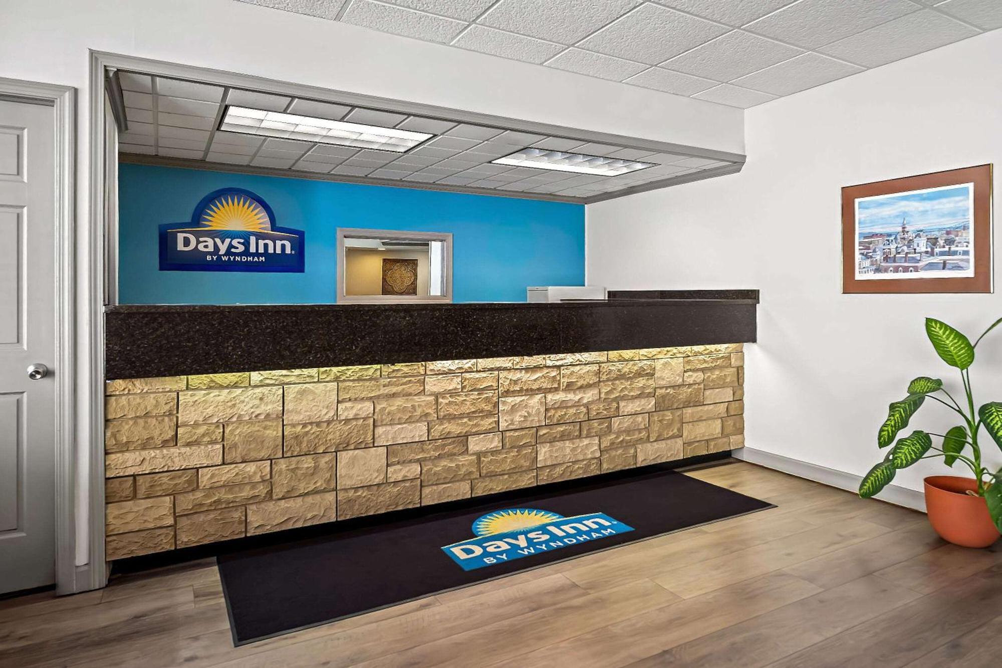 Days Inn By Wyndham Dubuque Εξωτερικό φωτογραφία