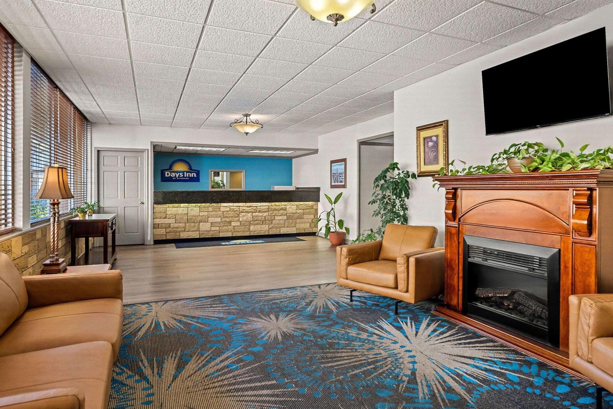 Days Inn By Wyndham Dubuque Εξωτερικό φωτογραφία