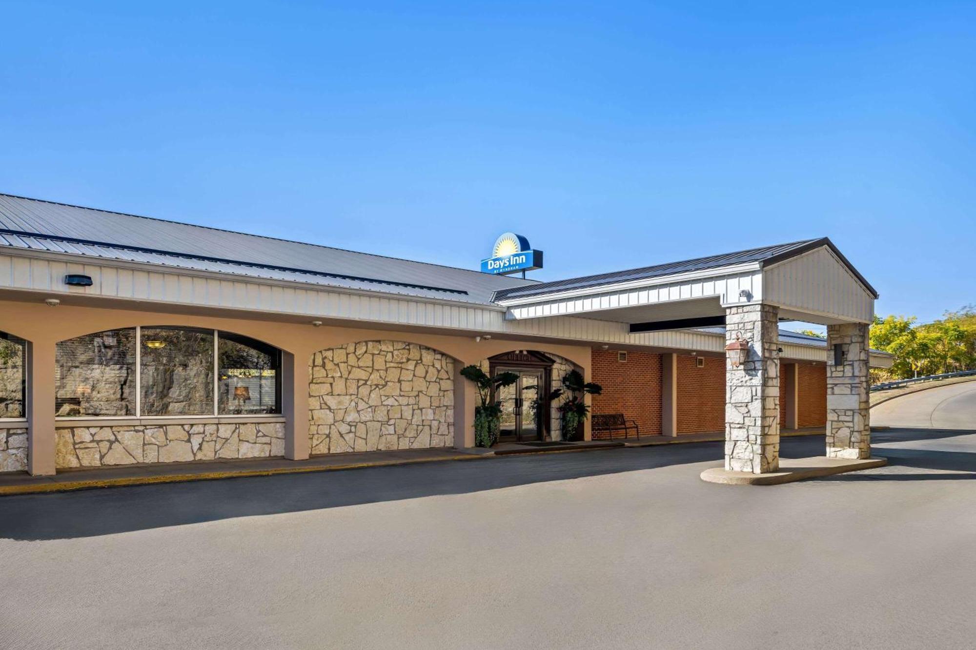 Days Inn By Wyndham Dubuque Εξωτερικό φωτογραφία