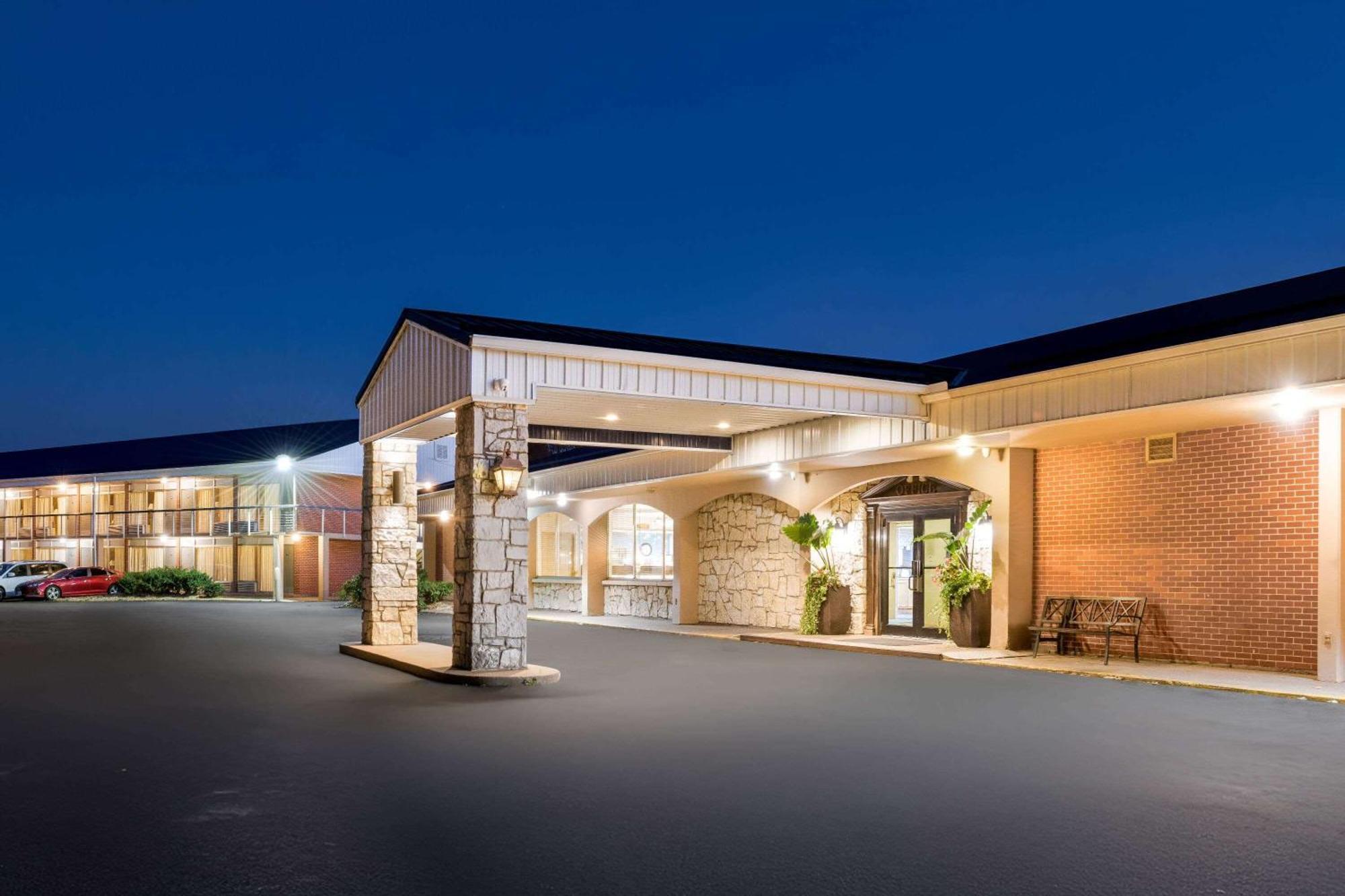 Days Inn By Wyndham Dubuque Εξωτερικό φωτογραφία